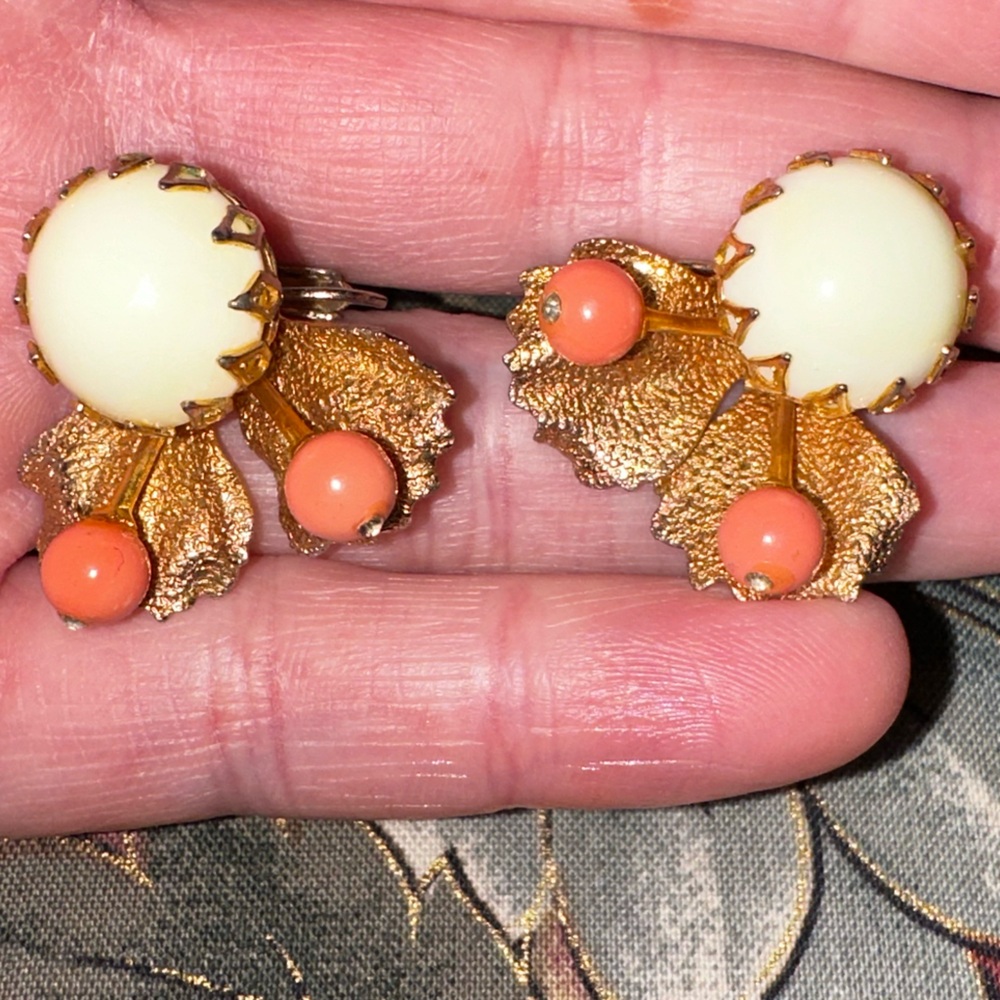 RARE DeNicola VNTG Faux Coral Gold-Washed Floral Screw-back Earrings